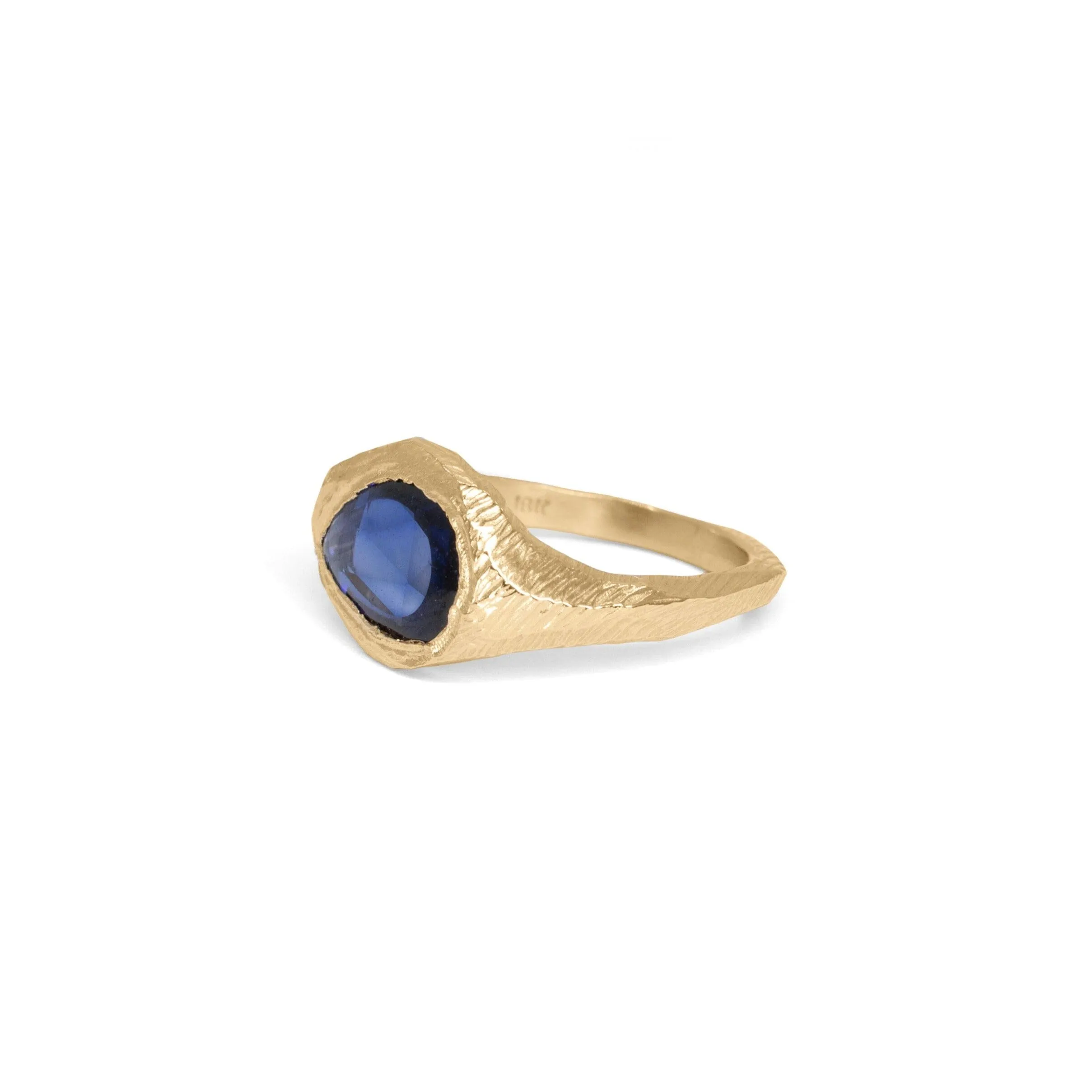 18K Signet Ring in Dark Blue Sapphire