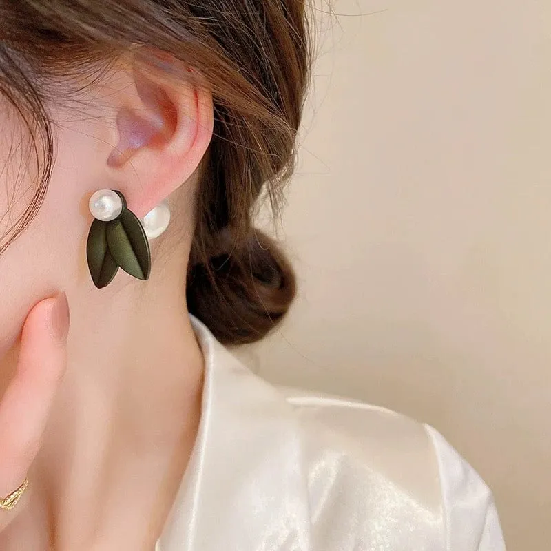 Chic Asymmetric Gardenia Flower Pearl Earrings