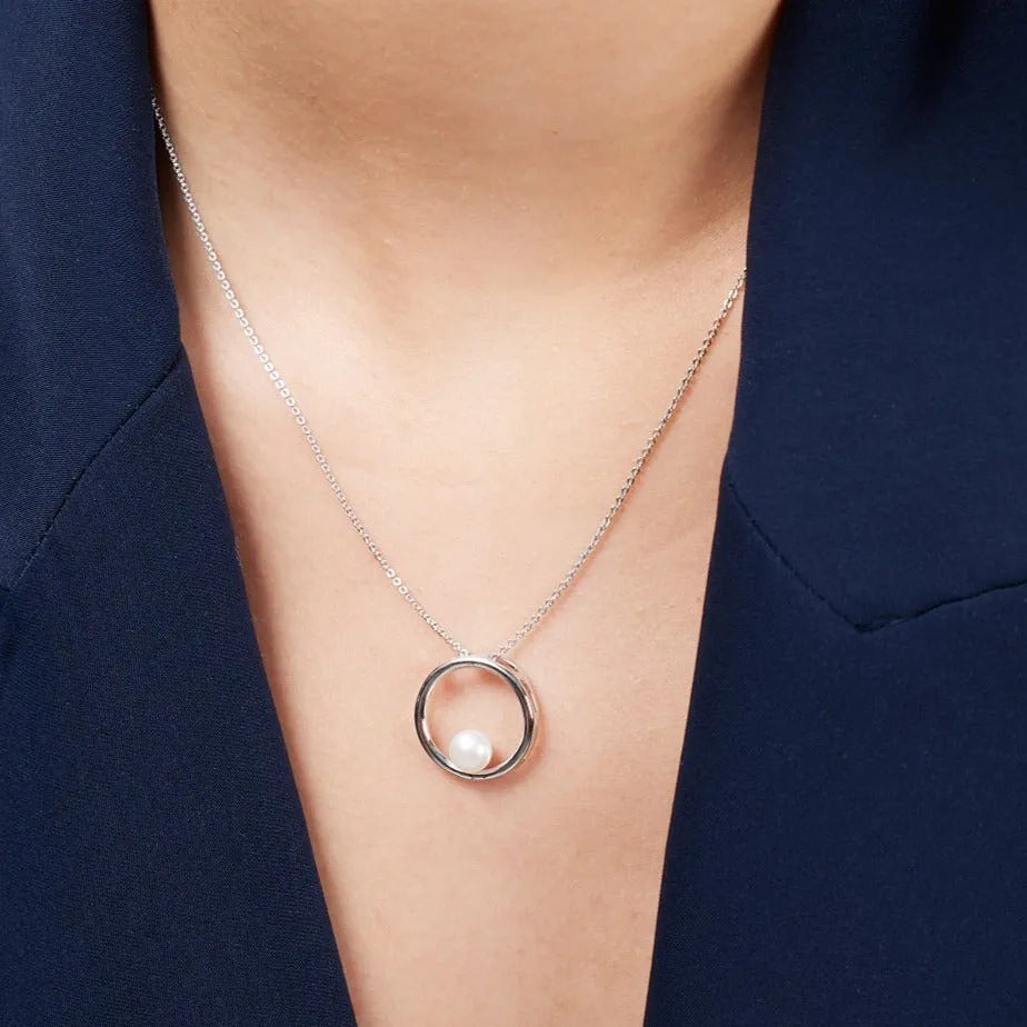 Credo silver circle pendant with cultured freshwater pearl